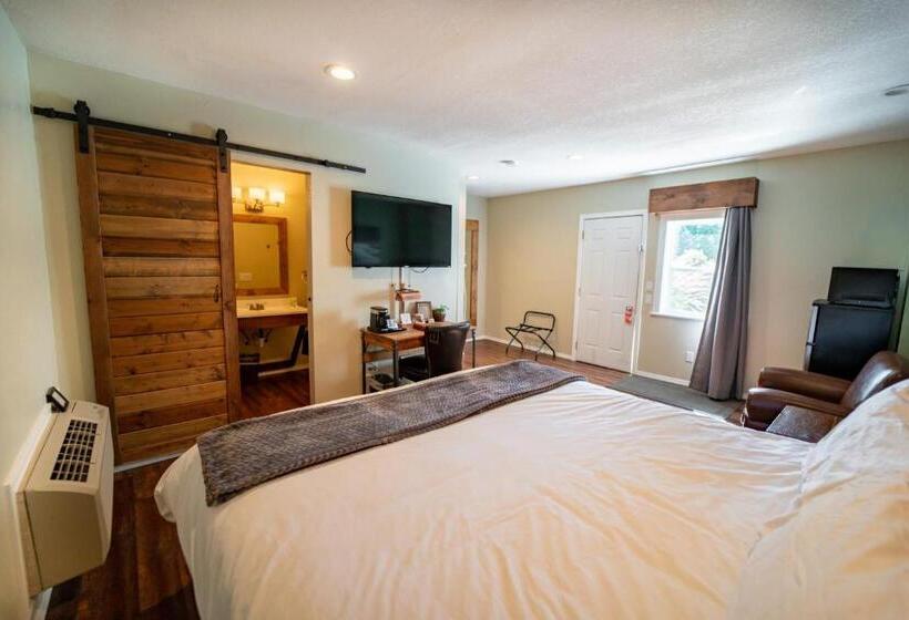 キングサイズベッドのスタンダードルーム, Evergreen Motel