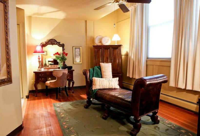 Suite with Hot Tub, Haven By The Sea B&b Inn