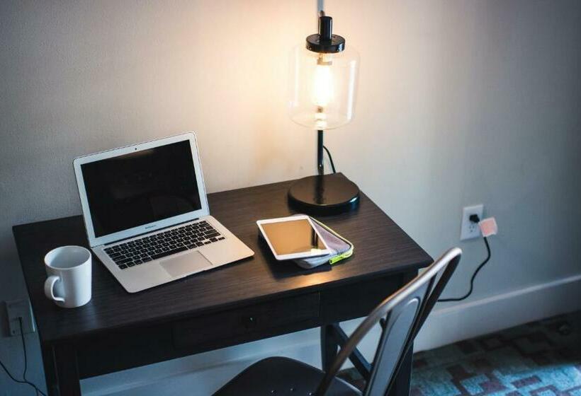 Номер Deluxe, Hi Ho Contactless Check In