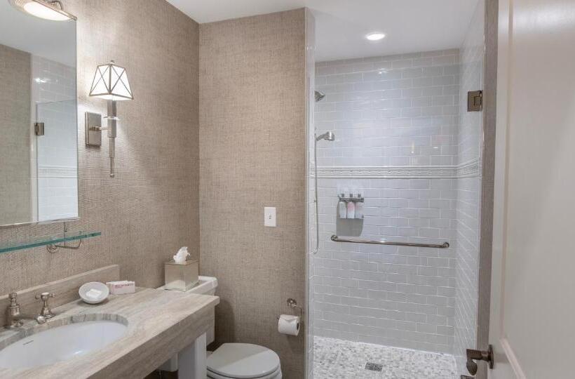 غرفة قياسية سرير كينج, The Grand