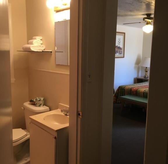 חדר משפחתי, Sun  N  Sand Motel