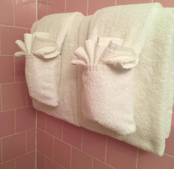 חדר משפחתי, Sun  N  Sand Motel