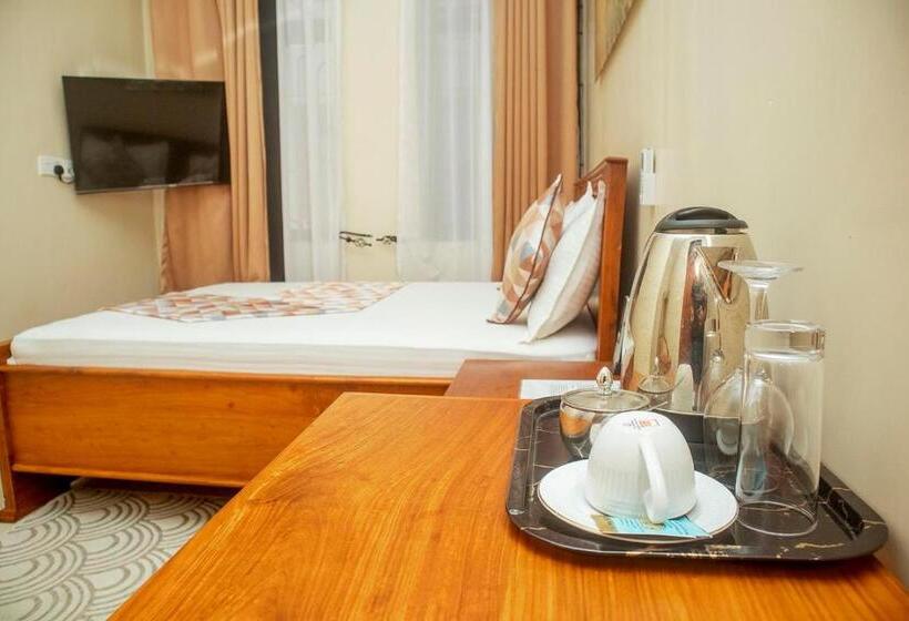 اتاق عادی, Plavender Inn