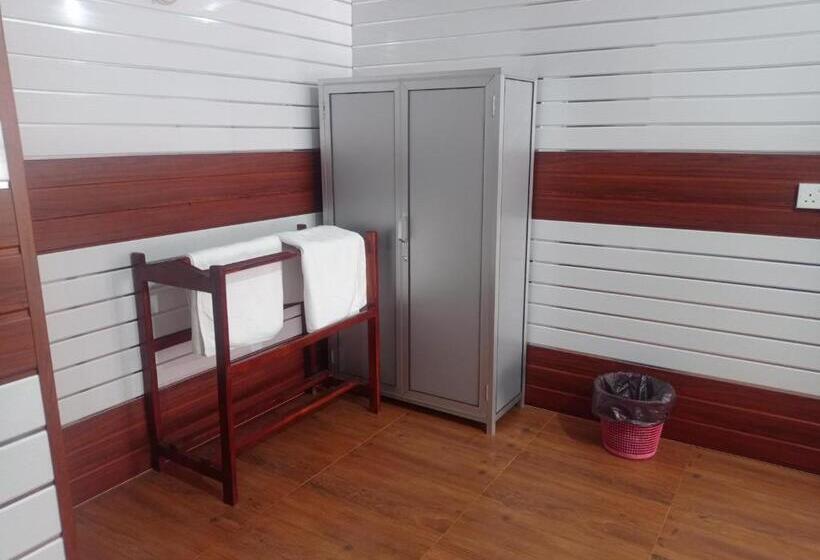 חדר קומפורט לשלושה, Silver Beach