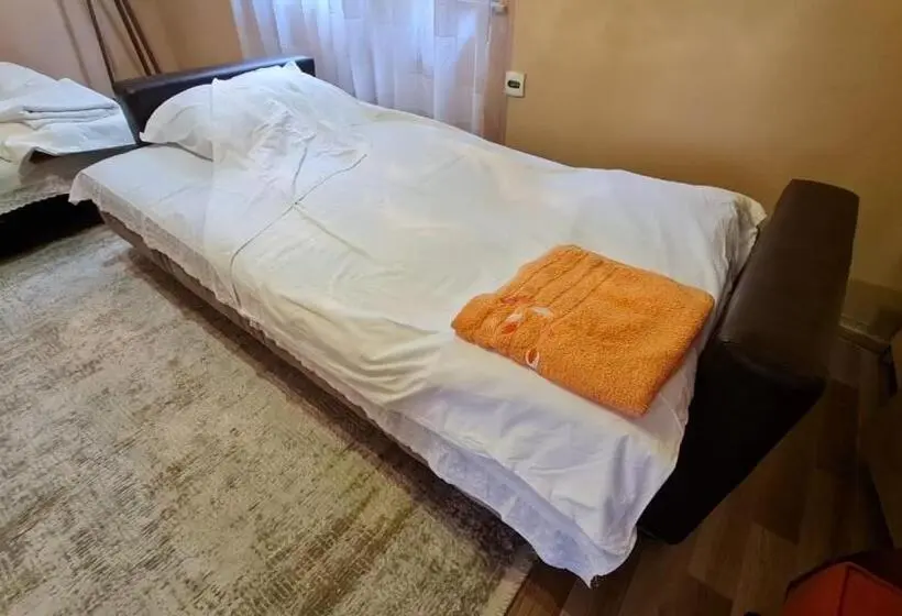 تختخواب در اتاق مشترک, Prizren Home