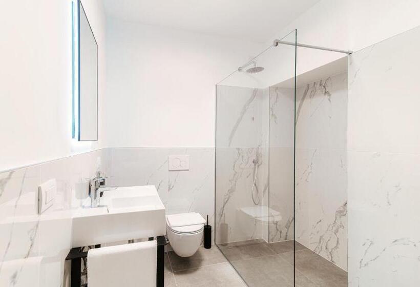 غرفة قياسية رباعية مزودة بشُرفة, La Vignetta Cernobbio