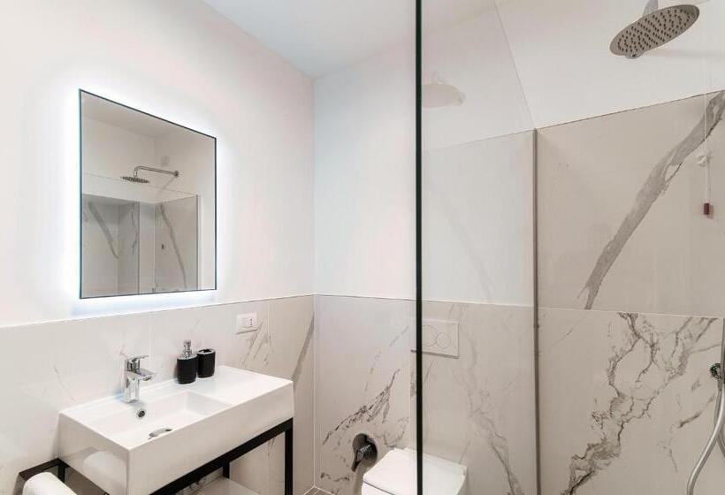 غرفة قياسية رباعية مزودة بشُرفة, La Vignetta Cernobbio