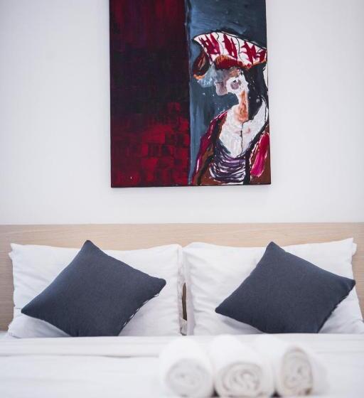 استودیوی استاندارد, Notre Maison 7  Villa