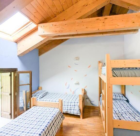 غرفة قياسية رباعية مزودة بشُرفة, Rifugio Alevè