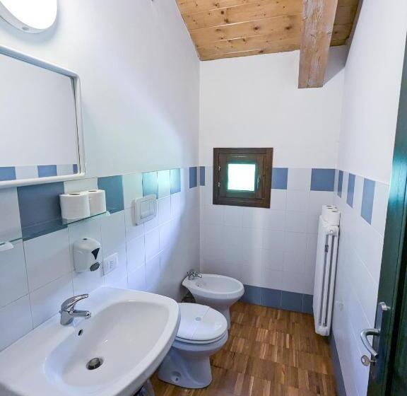 غرفة قياسية رباعية مزودة بشُرفة, Rifugio Alevè