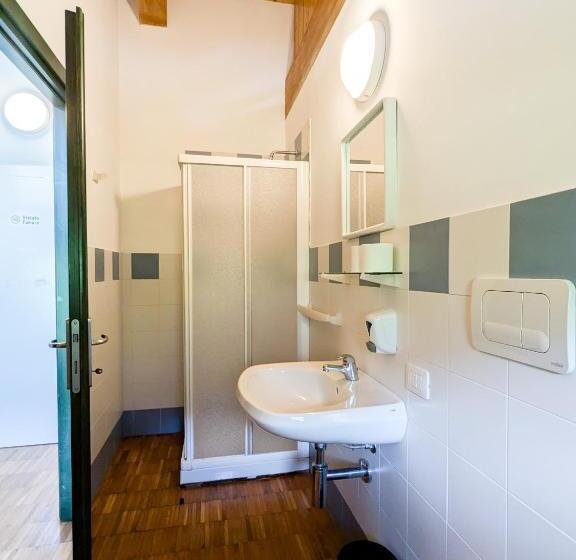 غرفة قياسية رباعية مزودة بشُرفة, Rifugio Alevè