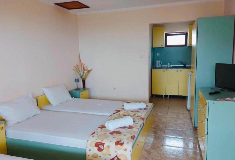 Triple Room Sea View, къща за гости чайка