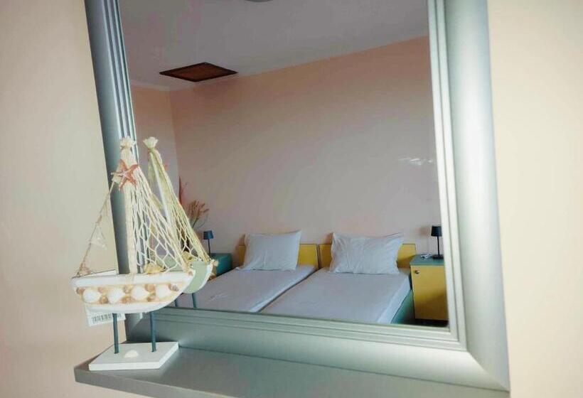 Triple Room Sea View, къща за гости чайка