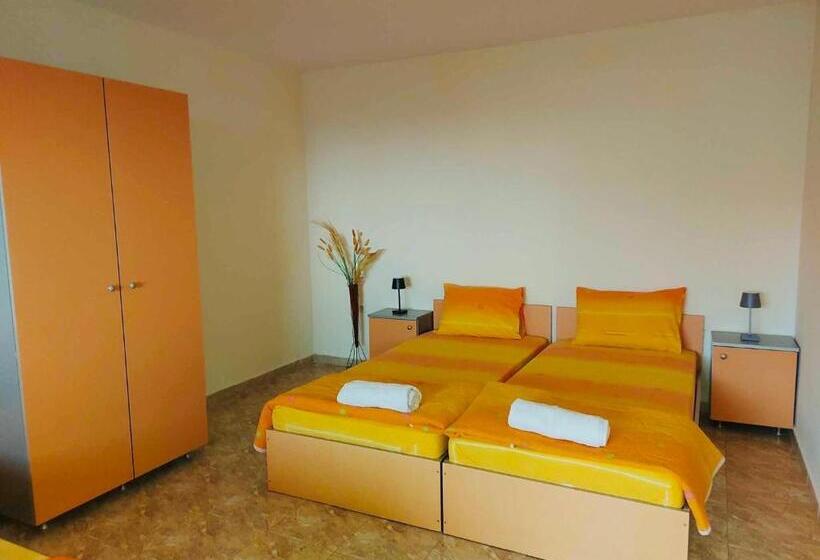 غرفة عائلية مطلّة علي البحر, къща за гости чайка