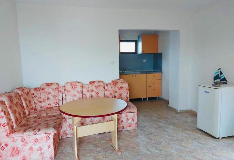 غرفة عائلية مطلّة علي البحر, къща за гости чайка