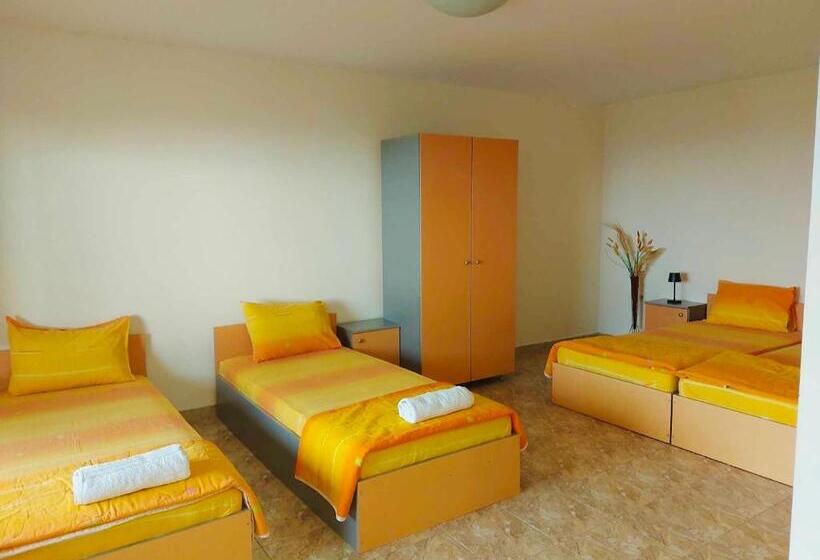 غرفة عائلية مطلّة علي البحر, къща за гости чайка