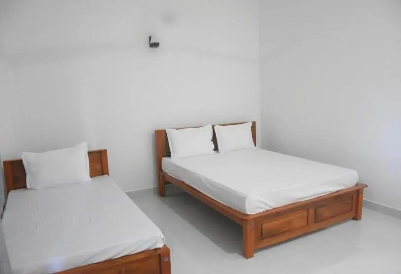 バルコニー付きスタンダードトリプルルーム, Golden City Resort Anuradhapura