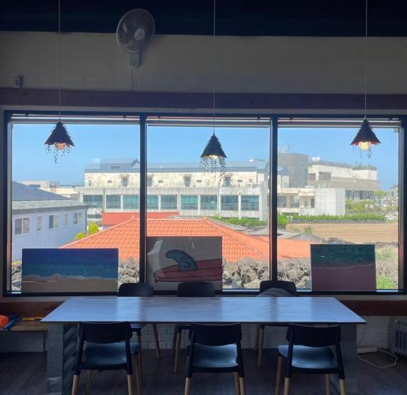 تختخواب در اتاق مشترک, Surf Stay