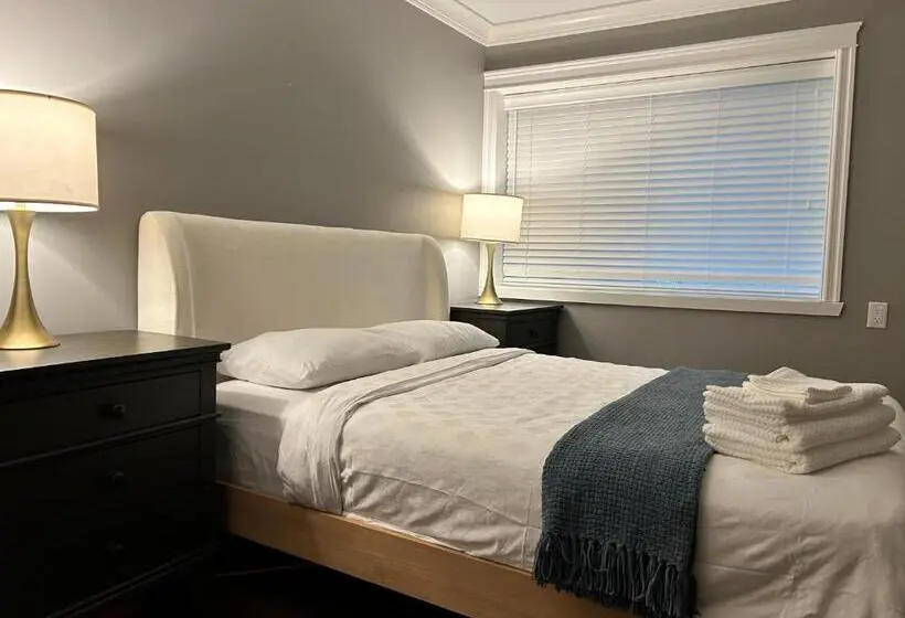 2 Bedrooms Apartment Mountain View, North Vancouver Lynn Valley Two Bedrooms Suite
