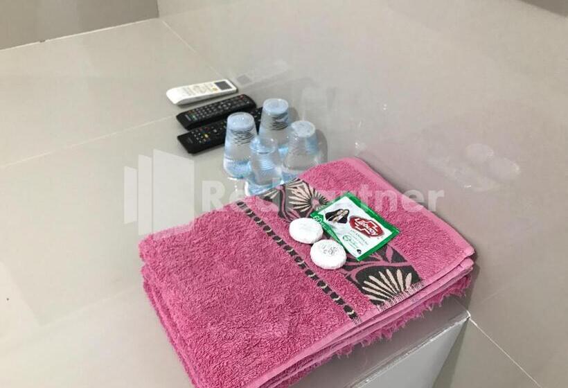 غرفة قياسية, Gamary Redpartner Sidorejo