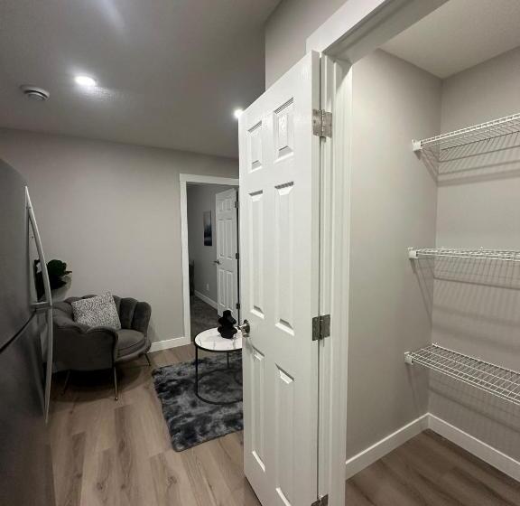 غرفة ديلوكس, Luxurious Home In Nw Calgary, Free Parking, High Speed Internet, Near Grocery And Airport