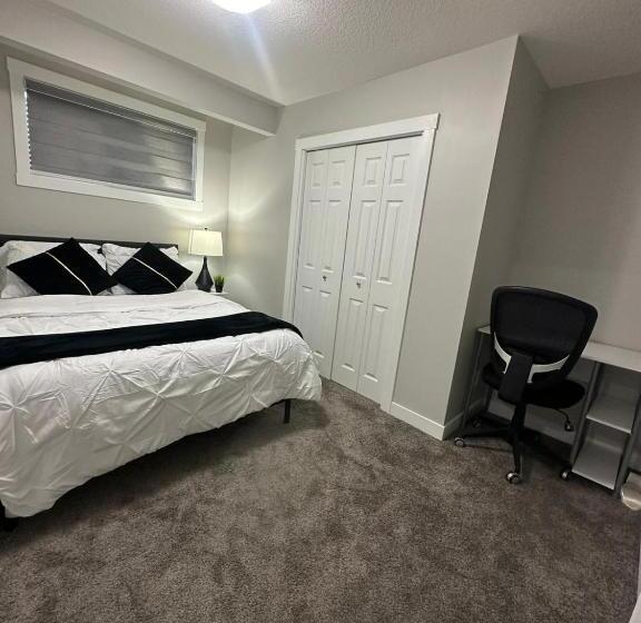 غرفة ديلوكس, Luxurious Home In Nw Calgary, Free Parking, High Speed Internet, Near Grocery And Airport