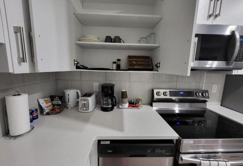 غرفة ديلوكس, Luxurious Home In Nw Calgary, Free Parking, High Speed Internet, Near Grocery And Airport