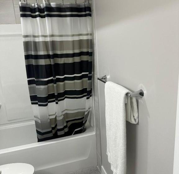 غرفة ديلوكس, Luxurious Home In Nw Calgary, Free Parking, High Speed Internet, Near Grocery And Airport