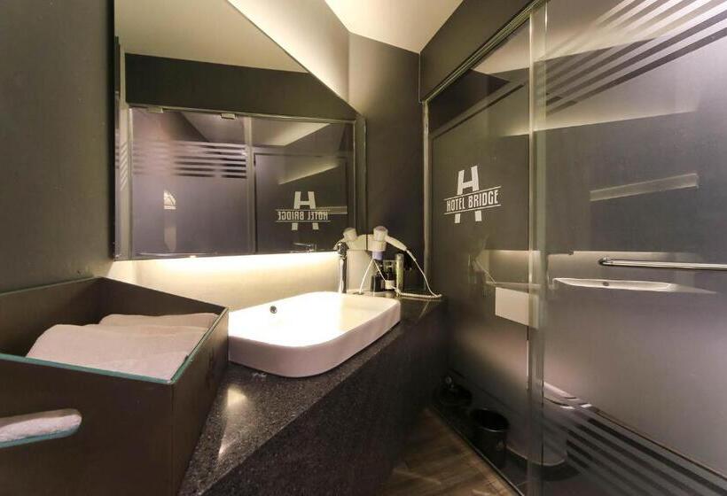 اتاق خانوادگی, Bridge