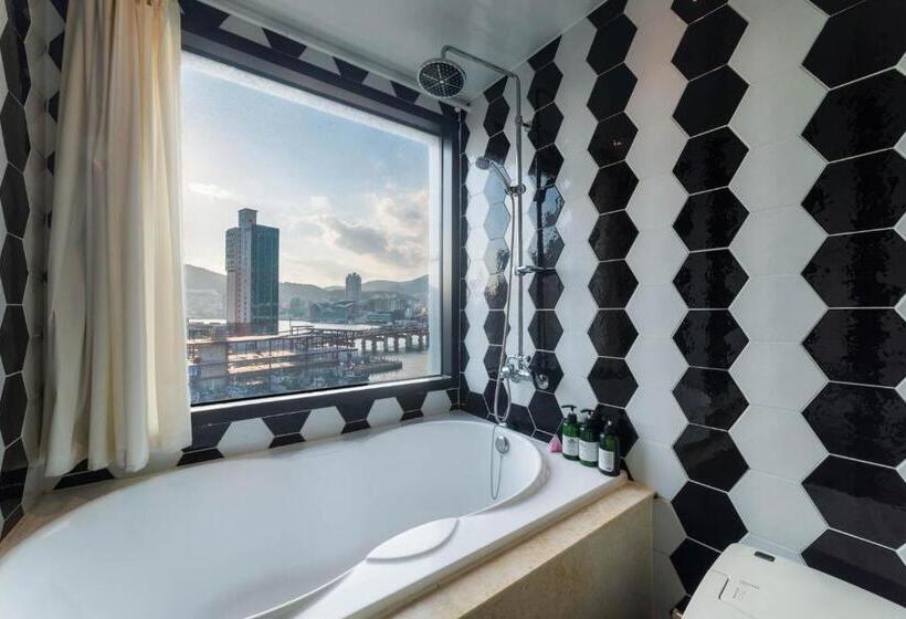 سوییت با چشم‌انداز دریا, Bridge