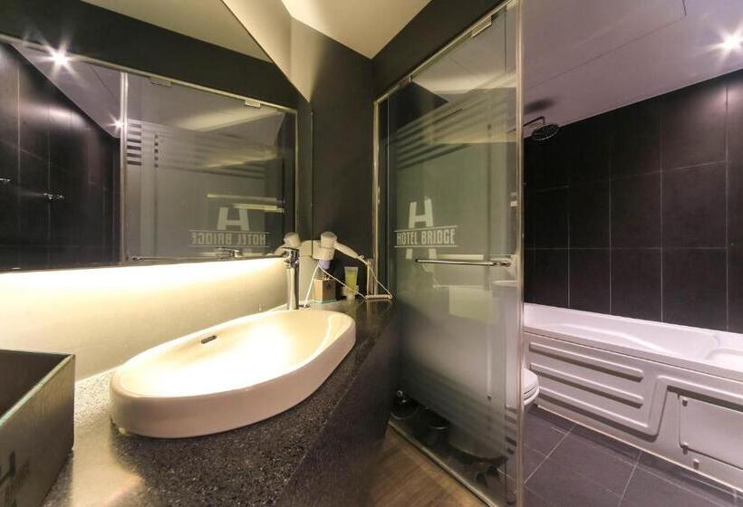 سوییت با چشم‌انداز دریا, Bridge