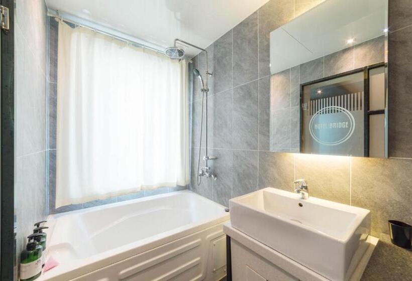 سوییت با چشم‌انداز دریا, Bridge