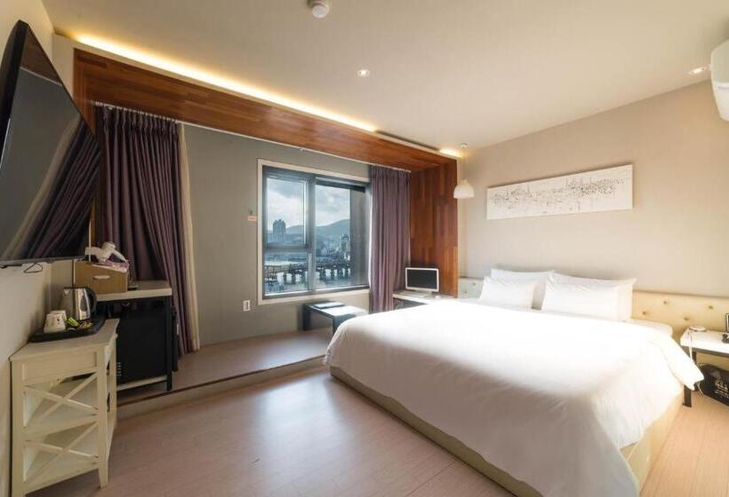 سوییت با چشم‌انداز دریا, Bridge