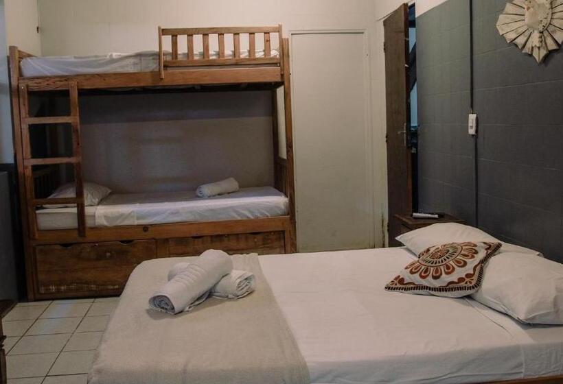 استودیو خانوادگی, Santo Hostel Paraty