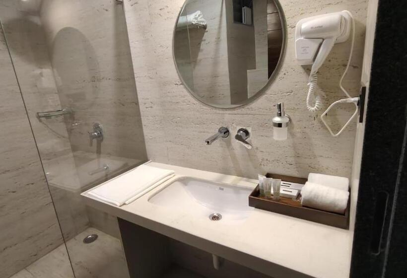 Номер Deluxe, The Belita Hotel & Spa