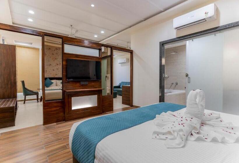 Люкс Deluxe Кровать Кинг, The Belita Hotel & Spa