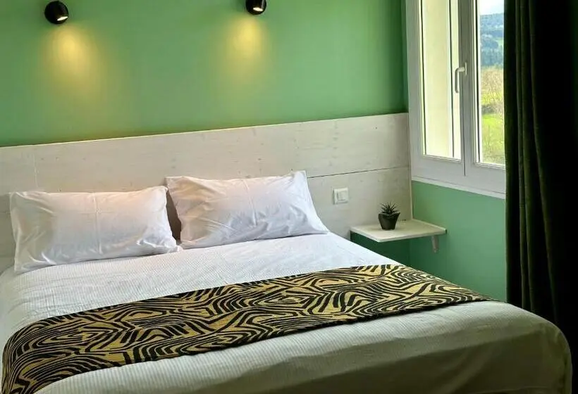 Standard Kolmen Hengen Huone, L Ostal De Soubrey
