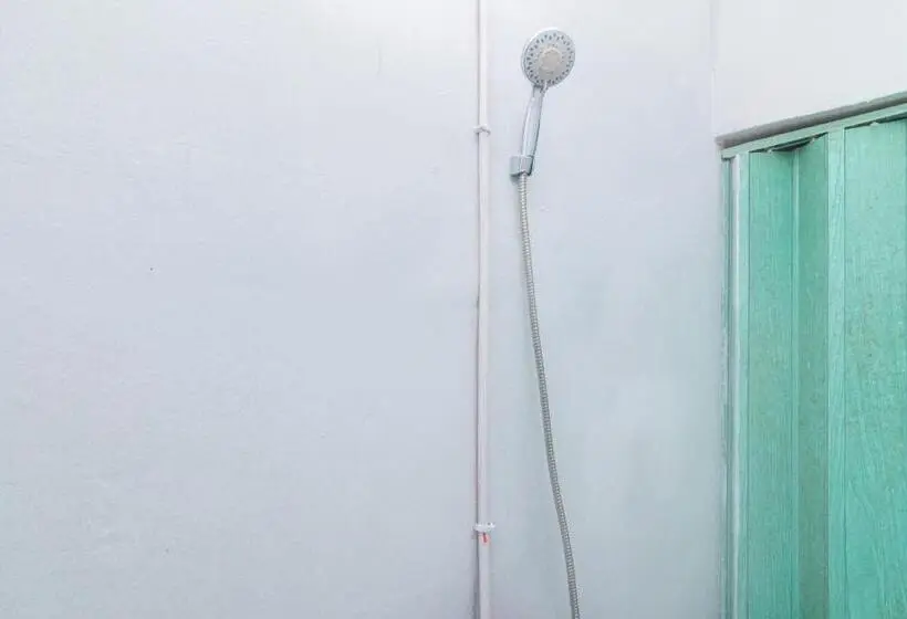 デラックスルーム, Oyo Life 2583 Kost Anggun