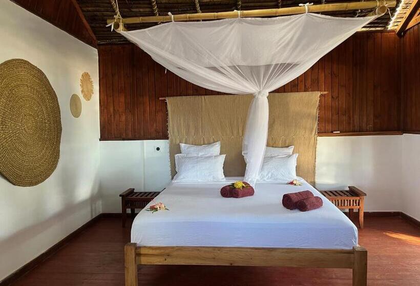 بانگلوی لوکس, Tsara Beach