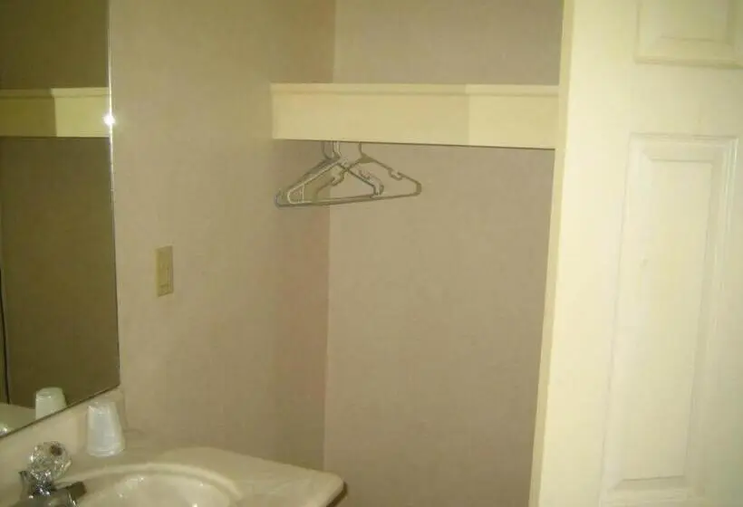 ２ダブルベッドのスタンダードルーム, Budget Inn Carlisle