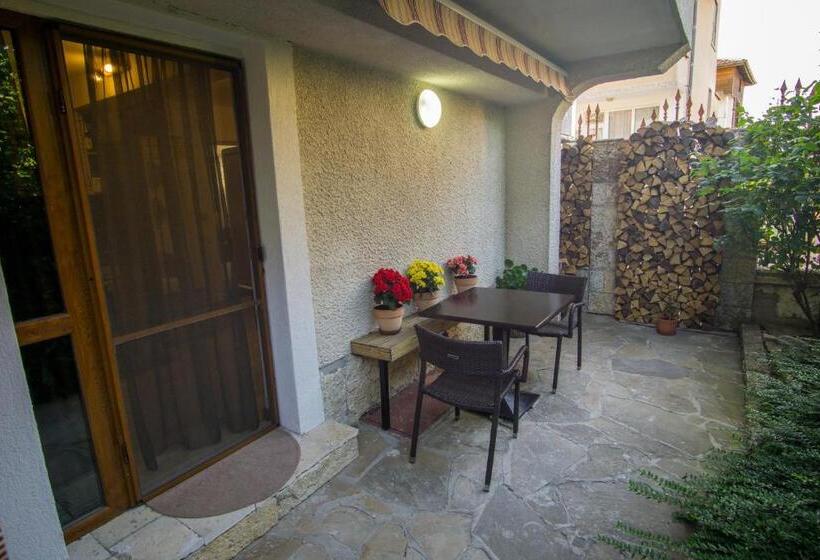 Номер Стандарт Вид на Сад, къща за гости зоя