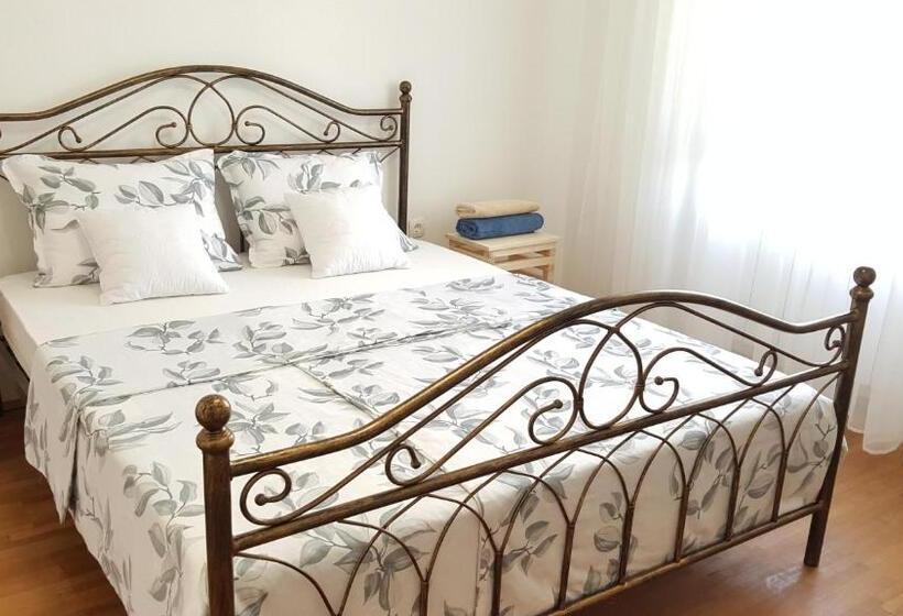 اتاق استاندارد چهارنفره با سرویس بهداشتی مشترک, Hostel By Guest House Izola