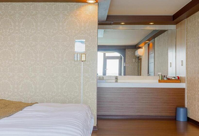 4인용 스탠다드 룸, Taean Beach Resort Pension