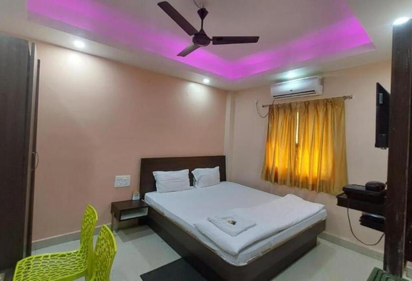 带大床的豪华间, Aradhya Side Sea View Hotel Near Puri Beach Excellent Choice Of Travellers Best Seller By Morserv