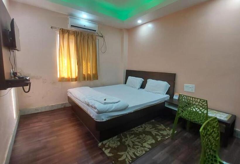 带大床的豪华间, Aradhya Side Sea View Hotel Near Puri Beach Excellent Choice Of Travellers Best Seller By Morserv