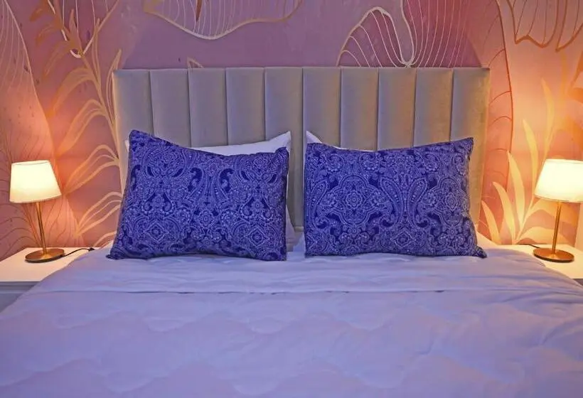 اتاق لوکس با تخت بزرگ, La Casa Blanca