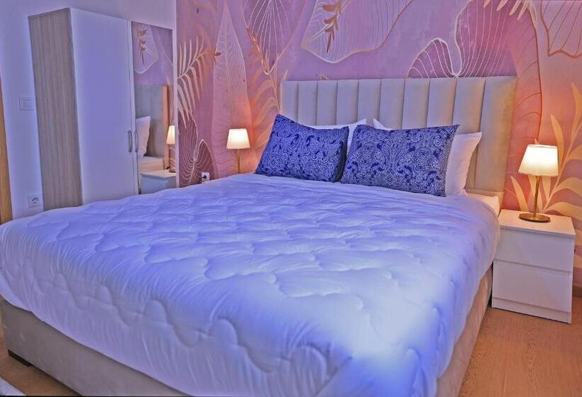 اتاق لوکس با تخت بزرگ, La Casa Blanca
