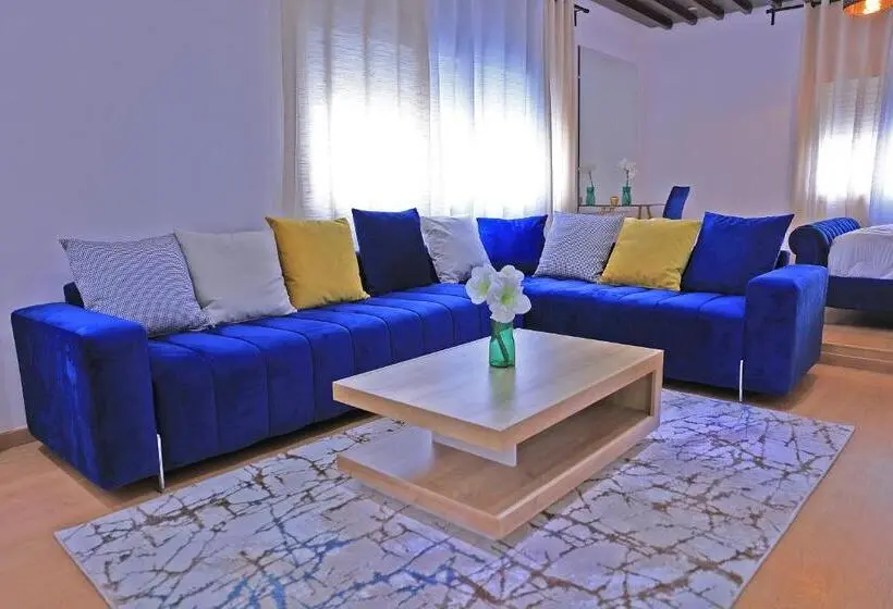 سوییت خانوادگی, La Casa Blanca