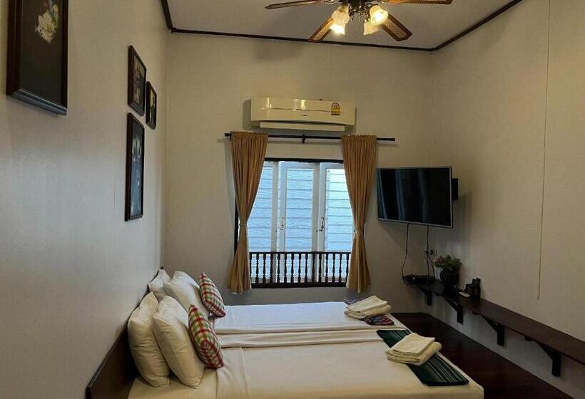 キングサイズベッドのデラックススイート, Thanicha Resort Amphawa