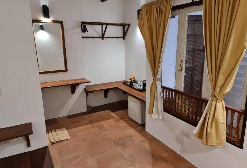 디럭스 룸, Thanicha Resort Amphawa